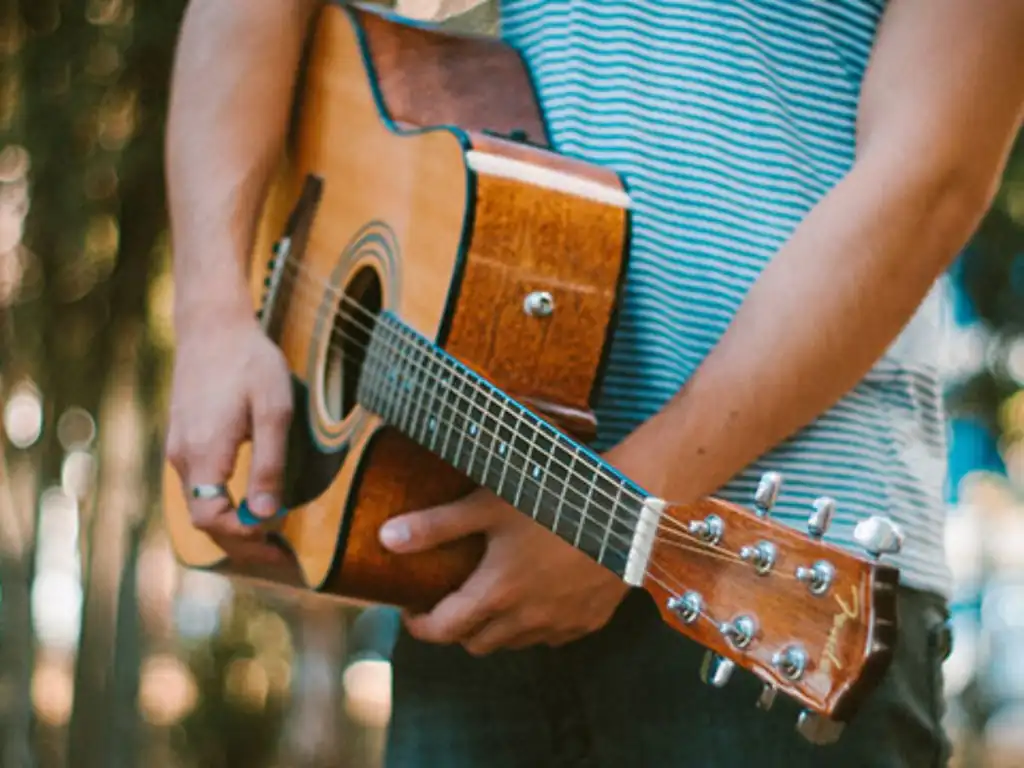 Fácil acceso a los trastes superiores