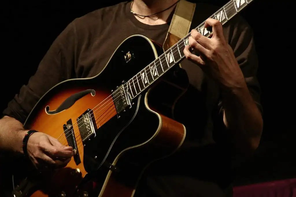 tocando la guitarra