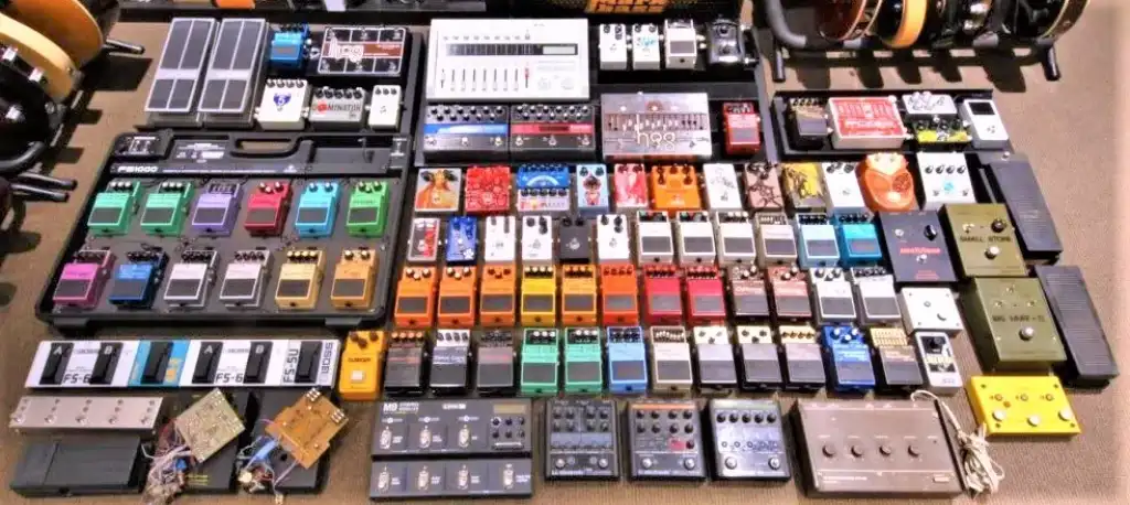 pedales para guitarras electroacústicas en una tienda